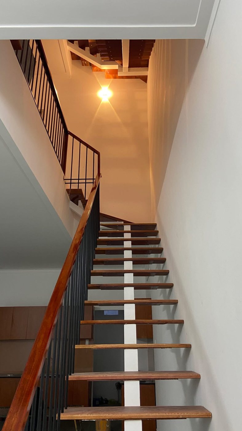 Cầu thang bậc gỗ tay vịn gỗ đã hoàn thiện, thông tầng lấy sáng