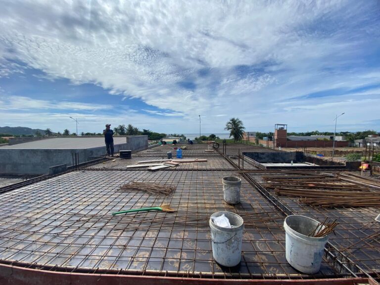 Đan thép sàn mái công trình nhà ở gần biển, chuẩn bị đổ bê tông
