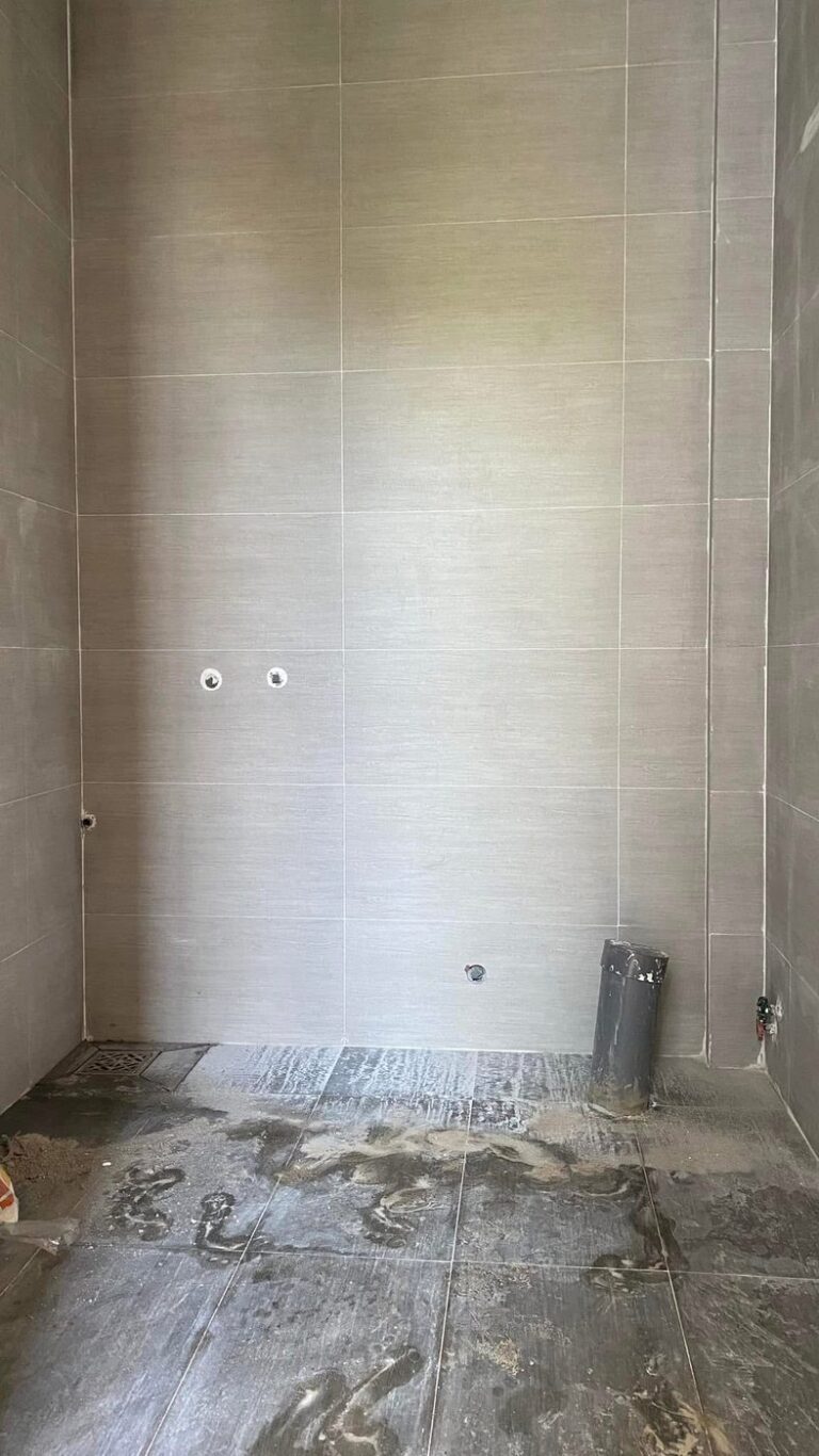 Ốp gạch tường khu vệ sinh, đã chừa sẵn vị trí thiết bị và ống kỹ thuật