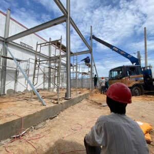 Lắp dựng khung thép bằng xe cẩu, có người giám sát tại hiện trường