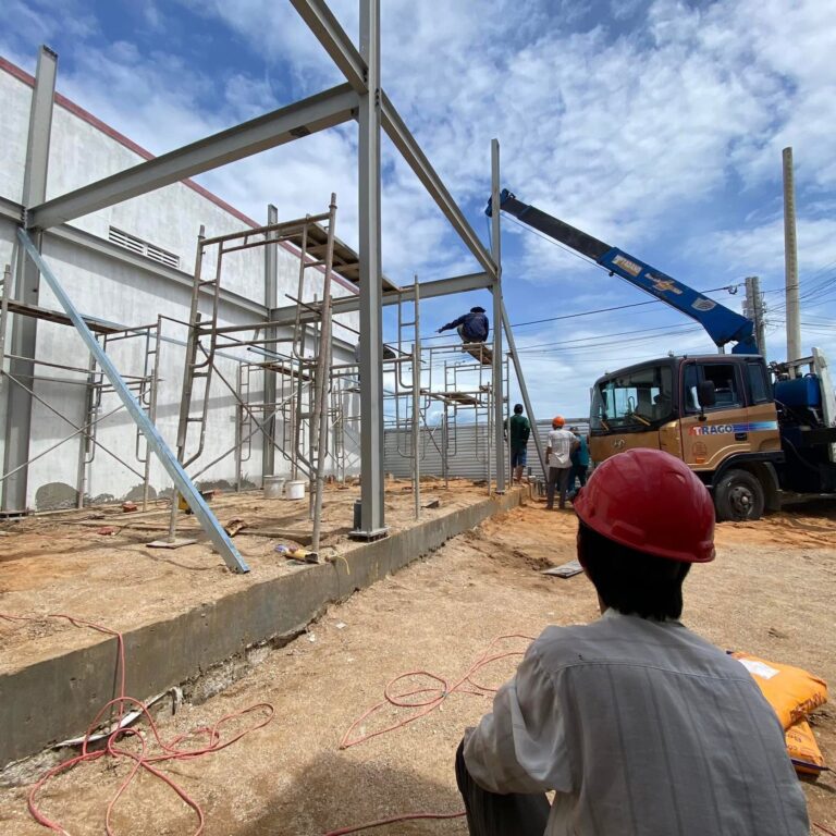 Lắp dựng cột và kèo khung thép bằng xe cẩu, có người giám sát tại hiện trường
