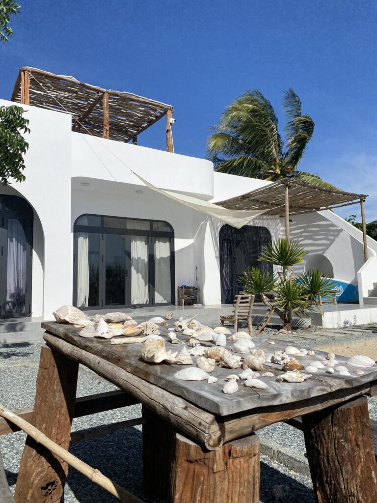 Biệt thự trắng cửa vòm, giàn che sân thượng và sân sỏi sau khi hoàn thiện