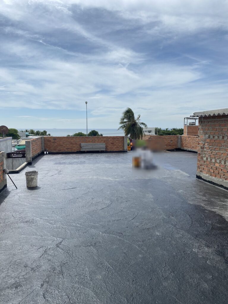 Quét chống thấm sàn mái ven biển trước khi làm lớp hoàn thiện