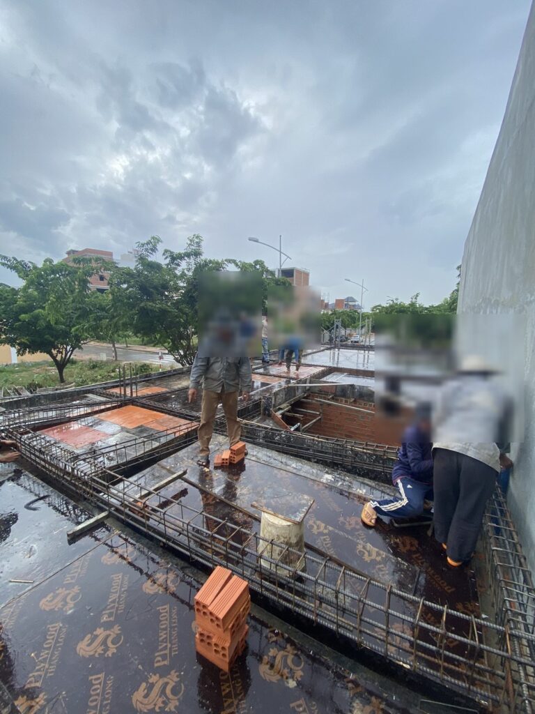 Thợ lắp thép dầm sàn, gạch kê và cốp pha đã sẵn sàng