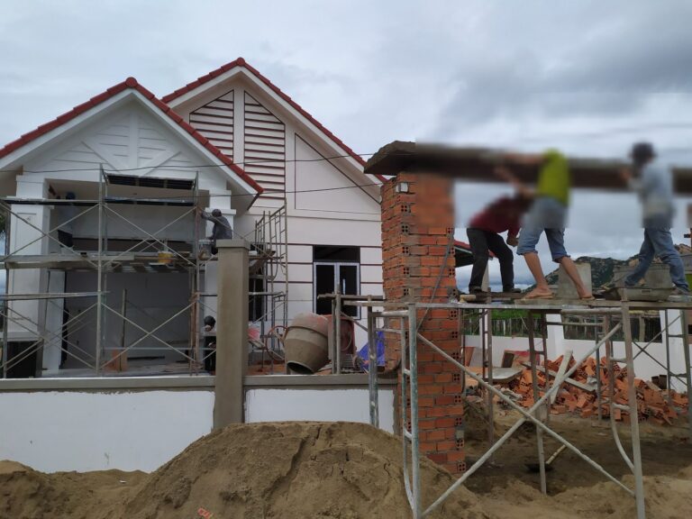 Thợ chuyển vật tư lên mái khi lợp ngói nhà cấp 4
