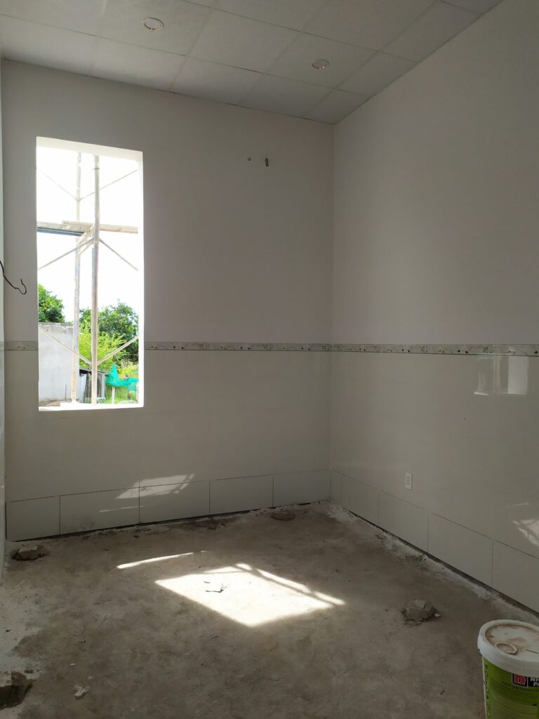 Phòng đã ốp chân tường và sơn, chờ lát sàn
