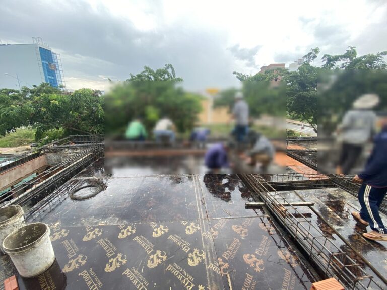 Tổ thợ đan thép sàn trên cốp pha phủ phim trước khi đổ bê tông